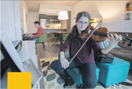  ?? PHOTOS: PIERRE OBENDRAUF ?? Kira McLean and Michael Belyea practise playing their instrument­s in their open-concept apartment.