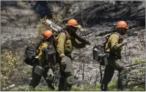  ?? GODOFREDO A. VÁSQUEZ — THE ASSOCIATED PRESS ?? Firefighte­rs move into an area near the Yosemite National Park’s south entrance as the Washburn fire continues to burn Tuesday.