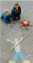 ?? Foto: S. Rummel ?? Yannick (links) und Gergely haben den Piñata-brauch gemalt.
