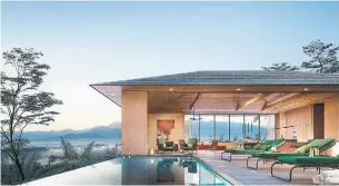  ?? HAYES DAVIDSON PHOTOS RLH PROPERTIES ?? The infinity pool seems to hang off the edge of the bluff in this rendering of a villa similar to the family retreat Mark and Mary Catherine Melancon are building.