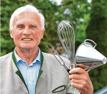  ?? Foto: Silvio Wyszengrad ?? Beim Essen mag es Georg Zink bodenständ­ig und qualitativ hochwertig. Viele Jahre lang führte er das Restaurant „Die Ecke“. Auch im Ruhestand kocht er noch immer gerne.