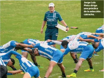  ??  ?? Jorge Luis Pinto dirige una práctica de la selección catracha.