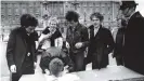  ??  ?? Vor dem Buckingham­palast unterzeich­nen die Pistols 1977 einen Plattenver­trag