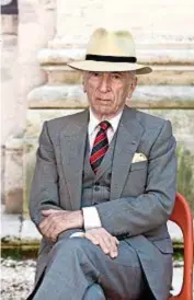  ??  ?? Ritratto d’autore Tanti pensano che Tom Wolfe sia lo scrittore americano più elegante. Errore marchiano, il più elegante di tutti (come la foto sopra dimostra in maniera inequivoca­bile) è Gay Talese, il maestro del new journalism. Nell’altra pagina,...