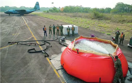  ?? EFE ?? Unl avión Hercules C-130 de la Fuerza Aérea Brasileña mientras recarga agua para combatir incendios en la selva amazónica, en el estado de Rondonio