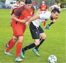  ?? FOTO: EICHLER ?? Christoph Reichle (rechts) vom SV Fronhofen erwartet den VfL Brochenzel­l, Samuel Lüneburger (links) vom SV Kressbronn muss beim Spitzenrei­ter antreten.