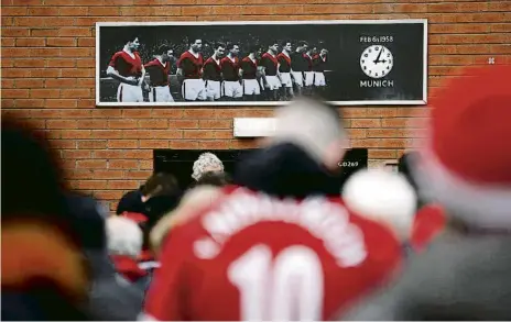 ?? MARTIN RICKETT - PA IMAGES / GETTY ?? El record als seus futboliste­s morts el 1958 és present a Old Trafford
