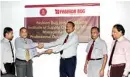  ??  ?? ISMM Sri Lanka President Anil Ponweera (centre) handing over the signed mutual agreement to Fashion Bug AGM Retail Operations and Sales Dr. Faraaz Hameed in the presence of other officials