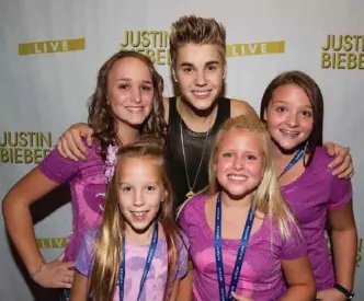  ?? JENNIFER DAVIS PHOTO ?? Annalise Davis, bottom right, poses with her idol before his Las Vegas show Sept. 30. After a kiss on his cheek, she pronounced: "His face is perfect! It’s soft! It’s pimple-free!” Clockwise from top left: Hayley Smith, Bieber, Sarah Davis, Annalise...