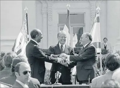  ?? AP ?? Sadat. Carter y Begin, en la Casa Blanca en marzo de 1979, sellan la paz entre Egipto e Israel
