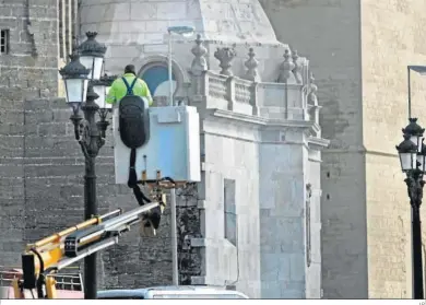  ?? J.P. ?? Operarios revisan el alumbrado público en una imagen de archivo.