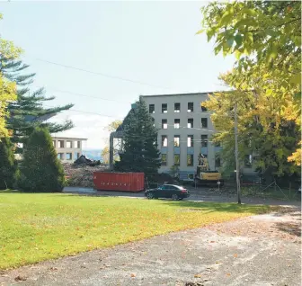  ?? PHOTO STÉPHANIE MARTIN ?? L’ancien couvent des Augustines était abandonné depuis des années. La Ville et le ministère de la Culture ont finalement autorisé sa démolition.