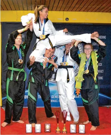  ?? Foto: Heiß ?? Viele Titel und gute Laune: Die Taekwondo Sportler des TSV Schwabmünc­hen Raphael Götzfried, Aylin Albayrak, Anton Erward, Jana Heiß und Sarah Büttner (von links) feiern ihre Erfolge.