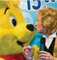  ??  ?? Gottschalk und der Haribo-Goldbär.