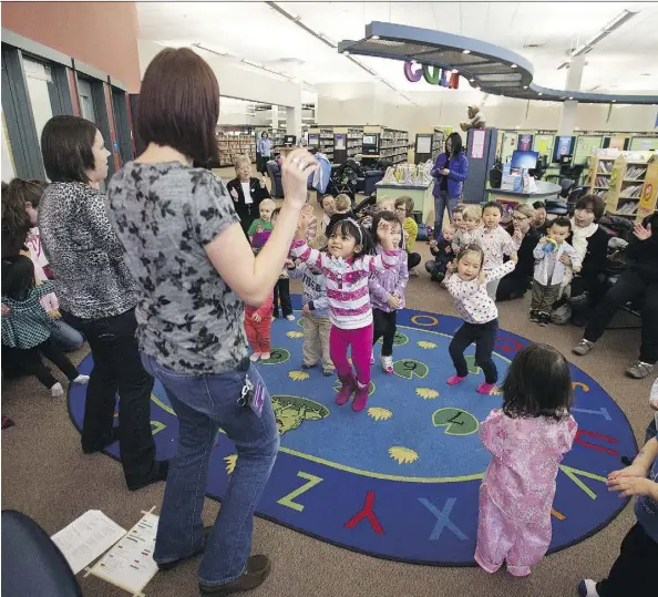  ?? POSTMEDIA FILES ?? Preschoole­rs at the Whitemud Crossing public library participat­e in a popular early literacy program.