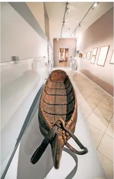  ?? FOTOS (2): GOTTFRIED EVERS ?? Unter den Ausstellun­gsstücken sind auch historisch­e Gegenständ­e und Kultobjekt­e aus Sibirien – wie dieses Boot.