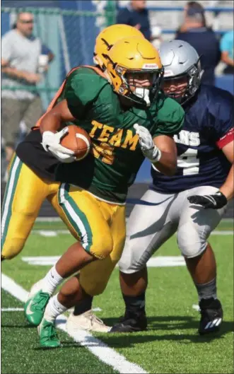  ?? RANDY MEYERS — THE MORNING JOURNAL ?? Amherst running back Khennedy Scagliozzo runs against Lorain during a scrimmage on Aug. 11.