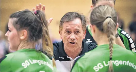  ?? RP-FOTO: RALPH MATZERATH (ARCHIV) ?? Versammlun­g: Volleyball-Trainer Michael Wernitz und seine Mannschaft müssen überlegen, wie es in der Regionalli­ga weitergeht.