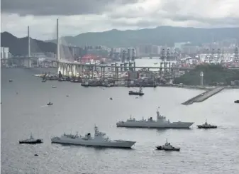  ??  ?? Deux destroyers (un Type-052c et un Type-052d) à Hong Kong, en 2017. (© MOD/PLA HK Garrison)