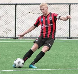  ?? Photograph­s by AMANDA EMARY. ?? Left: United skipper Nathan Lugton was simply a workhorse for his team on Saturday. He was easily best and heavily relied upon.