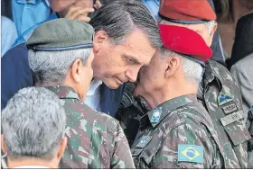  ?? ARCHIVO / EXPRESO ?? Brasil. El entonces presidente Jair Bolsonaro dialoga con jefes militares.