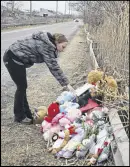  ?? ATED PRESS
TONY DEJAK / ASSOCI- ?? Shannon Whetstone reads notes left at the scene where six teens died early Sunday in Warren, Ohio.