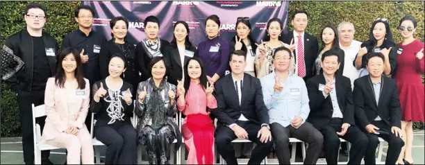  ??  ?? 聖瑪利諾華人女婿軻海­瑞（Cole Harris，前排左五）積極在華人社區拉票。（記者張宏攝影）
