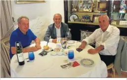  ?? ?? Paco Vázquez, Félix López y Juan López, disfrutand­o de la comida.