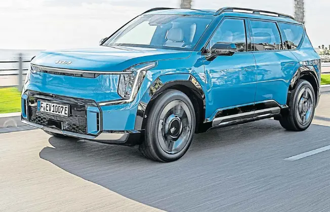  ?? FOTOS: KIA ?? Polarisier­ende Erscheinun­g:
Der KIA EV9 ist mehr als fünf Meter lang, wiegt mehr als zweieinhal­b Tonnen – und sieht auch so aus.