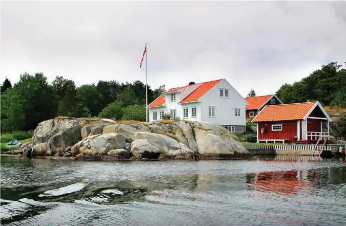  ?? FOTO: ERLEND OLSBU ?? Torstein Tvenge søkte først om å bygge bassenget bak knausen til venstre i bildet. Senere søkte han om å bygge det mellom fritidsbol­igen og låven. Nå har kommunen satt foten ned for forslag nummer tre.