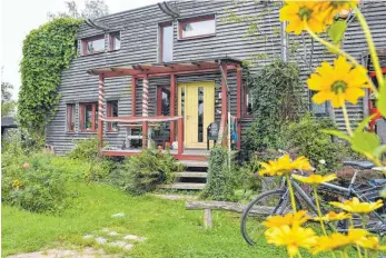  ?? FOTO: PATRICK PLEUL/DPA ?? Die Gebäudehül­le spielt eine wichtige Rolle bei der Klimabilan­z eines Hauses – die Fassade kann man ökologisch etwa mit Holz dämmen.