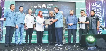  ??  ?? Len (fourth right) exchanges the partnershi­p document with UPM vice-chancellor Prof Datin Paduka Dr Aini Ideris, witnessed by Talib (centre) and others.