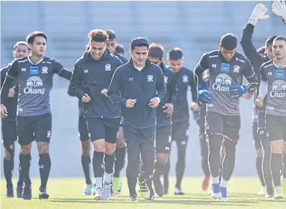  ??  ?? Thailand coach Kiatisak Senamuang, centre, trains with his players in Saitama yesterday.