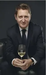  ??  ?? Guillaume Deglise, le patron de Vinexpo, relooke le ”mondial” du vin et ses 40 000 m2 de stands.