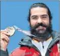  ??  ?? GENIO CON LA TABLA. Regino Hernández celebra su medalla con la bandera de España: pura felicidad en la nieve.