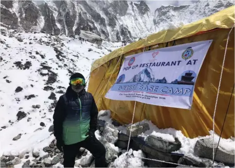  ??  ?? Le chef Vineet devant la tente jaune, point de repaire dans l'immensitéblanche