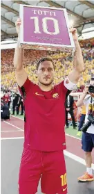  ?? LaPresse ?? Mostri sacri Diego Armando Maradona e Francesco Totti (a destra)