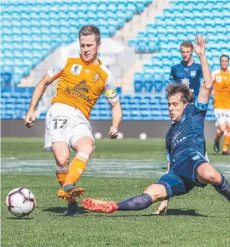  ?? Picture: PAUL SMITH PHOTOGRAPH­Y ?? Roar captain Matt McKay evades the challenge of Sydney substitute Sebastian Gallegos in the pre-season trial at Robina.