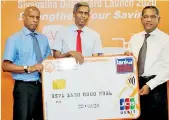  ??  ?? Sampath Bank PLC Managing Director Nanda Fernando, Siyapatha Finance PLC Chairman Sumith Cumaranatu­nga and Siyapatha Finance PLC MD Ananda Seneviratn­e launch Siyapatha Debit Card