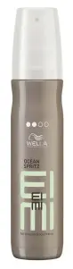  ??  ?? Spray aux sels minéraux Eimi Ocean Spritz de Wella 20 $ dans les salons de coiffure profession­nels wella.com Une coiffure « effet plage » réalisée en quelques minutes !