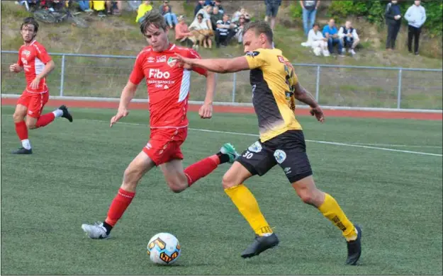  ??  ?? August Nissen Dragland får skryt av treneren etter fredagens kamp mot Start. Her er han i duell med Starts Lasse Sigurdsen.