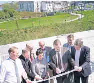  ?? RP-ARCHIVFOTO: ?? Planer und Bauherren studieren Pläne für das Studentenw­ohnheim auf dem Campus – es entsteht genau hinter ihnen auf der grünen Wiese.