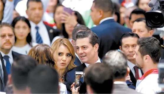  ??  ?? El Presidente y su esposa, Angélica Rivera, en la ceremonia de abanderami­ento de la delegación que participar­á en los Juegos Centroamer­icanos.