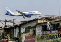  ??  ?? Un avión IndiGo aterriza en Mumbai.