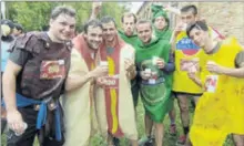  ??  ?? Des bouteilles de bière, sodas ou pastis qui carburent au Fronton ?