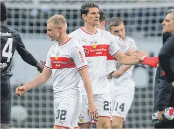  ?? FOTO: DPA ?? Zufrieden ist anders – Andreas Beck (li.) und Mario Gomez sind nach der Niederlage bedient.