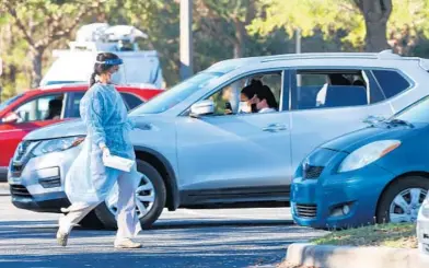  ?? RICH POPE/ORLANDO SENTINEL ?? A nurse administer­s a COVID-19 test at an appointmen­t-only drive-up testing site at Seminole State College – Oviedo Campus on Tuesday.