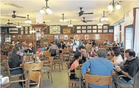  ??  ?? 1
De fierro. El bar que sería La Biela es de 1850. Nació como La Viridita, con 18 mesas en la vereda. En los’50, el piloto “Bitito” Mieres, fundió una pieza del auto, entró y dijo: “Esto, gallegos, es una biela”. Entre sus clientes estuvieron Bioy y...