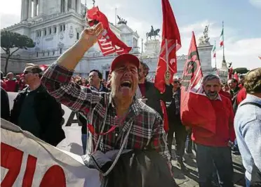  ?? Foto: dpa pa / Giuseppe Ciccia ?? Proteste gegen Lohnkürzun­gen und Entlassung­en: Arbeiter demonstrie­ren in Rom.