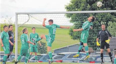  ?? FOTO: HERBERT DREHER ?? Nachdem die Abwehr des FC Schwandorf/Worndorf, hier bei der 3:4-Niederlage im Lokalderby beim SC Buchheim/Altheim/Thalheim, mehrmals unter Druck geriet und in den vergangene­n drei Spielen zehn Gegentore hinnehmen musste, hofft der FC am Sonntag im...